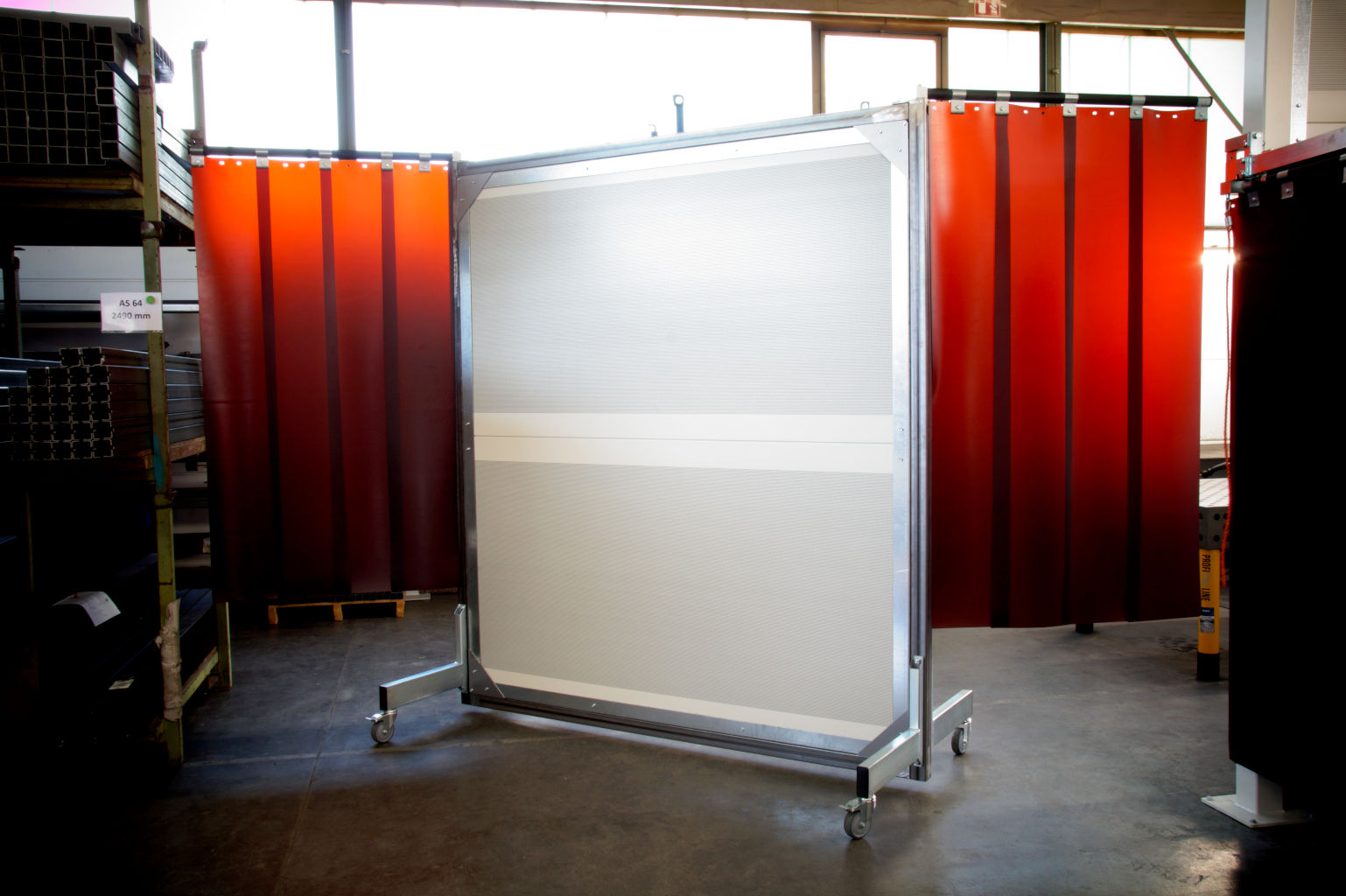Mobile Schallschutzwand mit rotbraun mattierten Schweißschutzlamellen